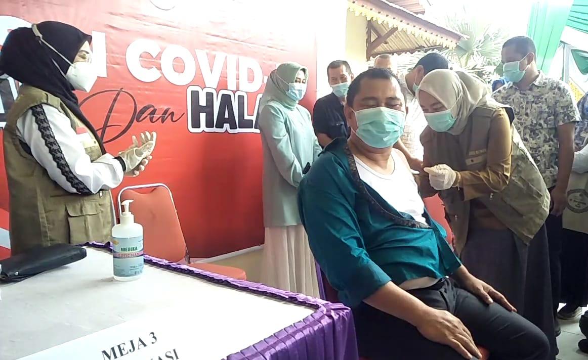 Bupati Mashuri Menjadi Orang Pertama di Suntik Vaksin Covid-19 di Bungo