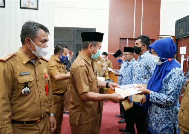 Wabup Mashuri Salurkan Bantuan Tali Asih Pada ASN yang Meninggal dan Pensiun