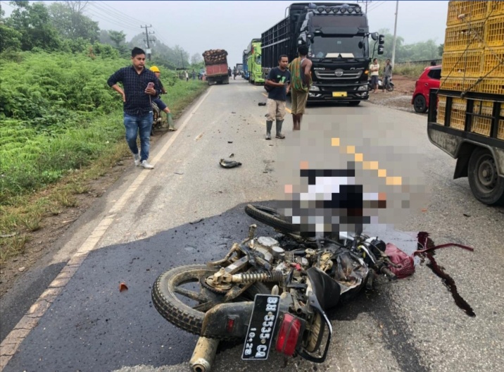 Tabrak Truk Muatan Sawit Pasutri Tewas Ditempat