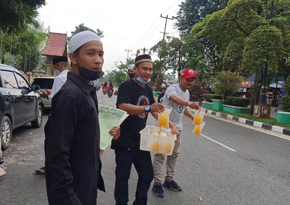 DPP ORMAS GEMPUR Yang di Komandoi Ketua Baru Alpindo Mustakim  Beserta Pengurus Baru Berbagi Takjil dan Imsakiyah Gratis