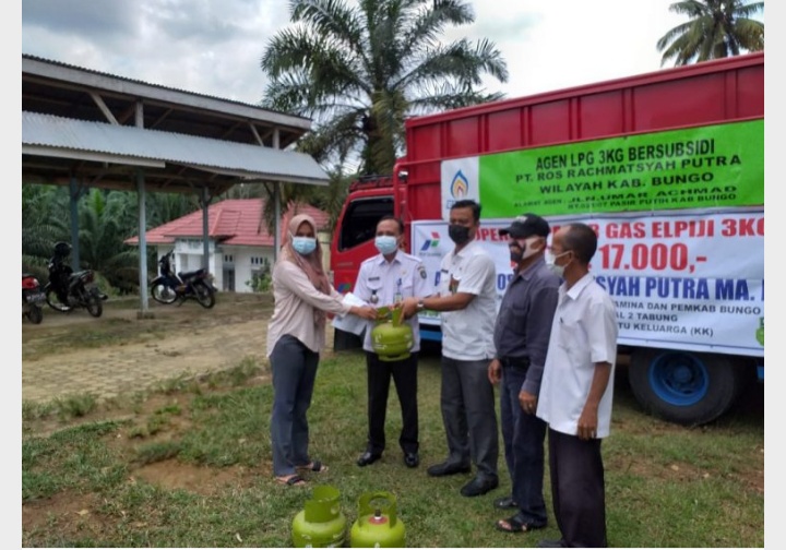 Cukup Bawa KK,Masyarakat Kecamatan Jujuhan dan Jujuhan Ilir Bisa Beli Gas 3 kg Dengan Harga Rp.17 rb