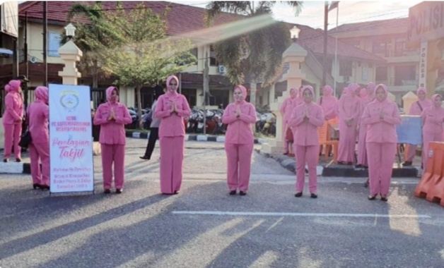 Bhayangkari Polres Bungo Turun Kejalan Berbagi Takjil dan Masker Kepada Masyarakat