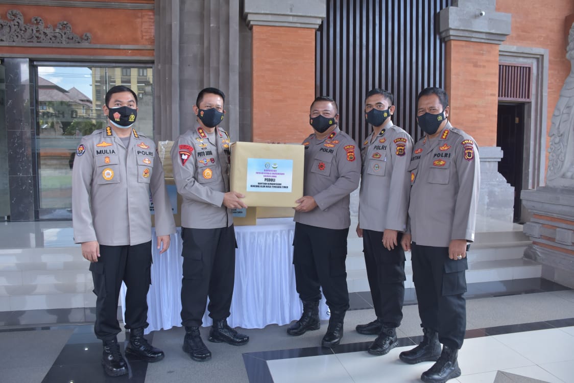 Keluarga Besar Kapolda Jambi Berikan Bantuan Kepada Korban Bencana Alam di NTT