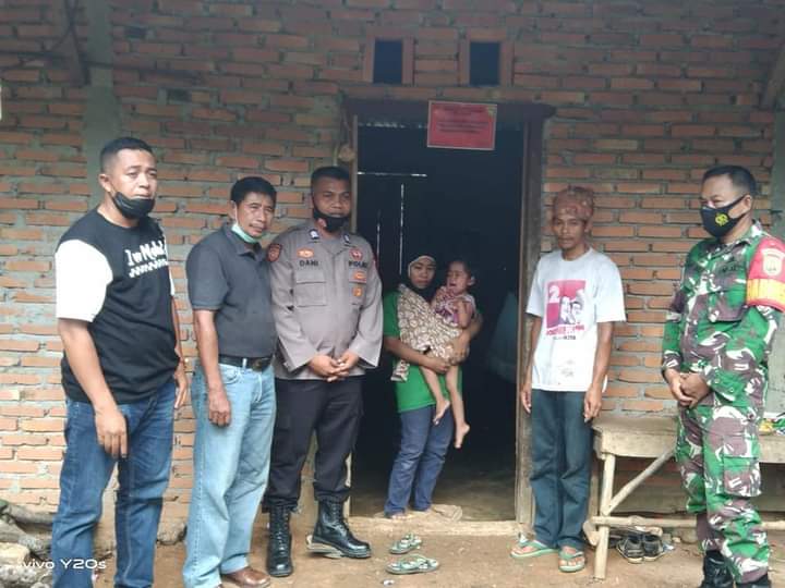 Suasana Haru Saat Brigpol Maidani Beri Bantuan Untuk Biaya Operasi Listia Pratiwi Bocah Rantau ikil