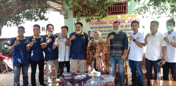 Peduli Terhadap Sesama di Masa Pandemi,Ketua Karang Taruna Kabupaten Bungo Beri Bantuan Paket Sembako
