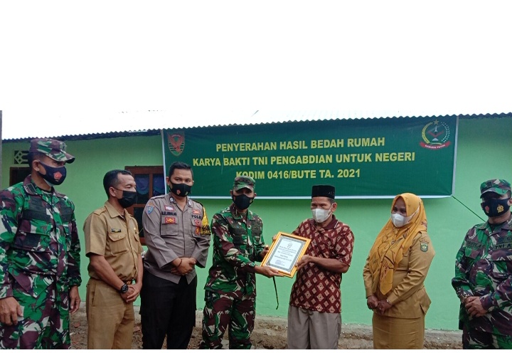 Bantu Wujudkan Rumah Layak Huni,Dandim 0416/BUTE Serahkan Hasil Bedah Rumah Kepada Warga