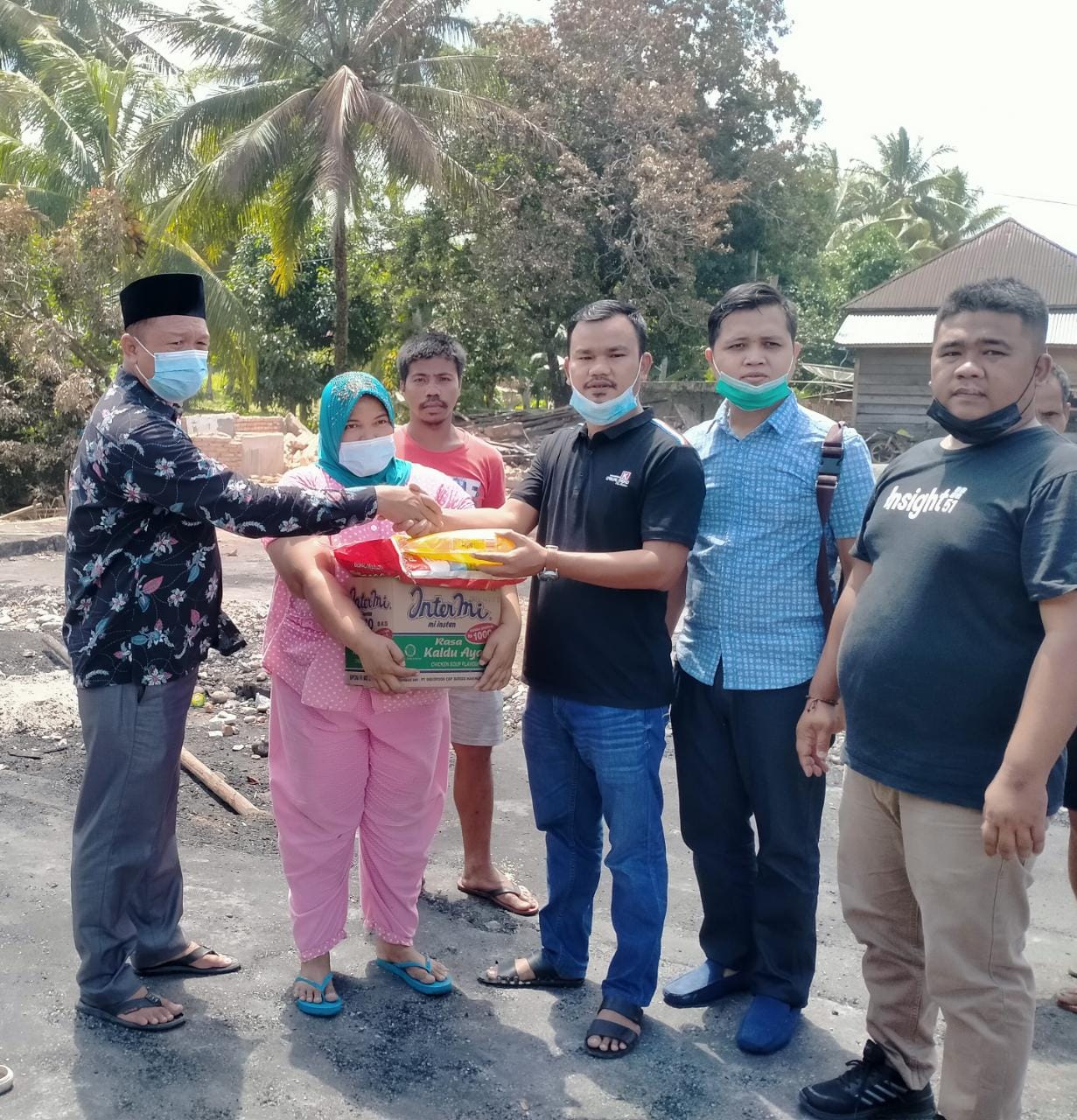 Ormas Gempur Beri Bantuan Sembako Untuk Korban Kebakaran di Dusun Peninjau