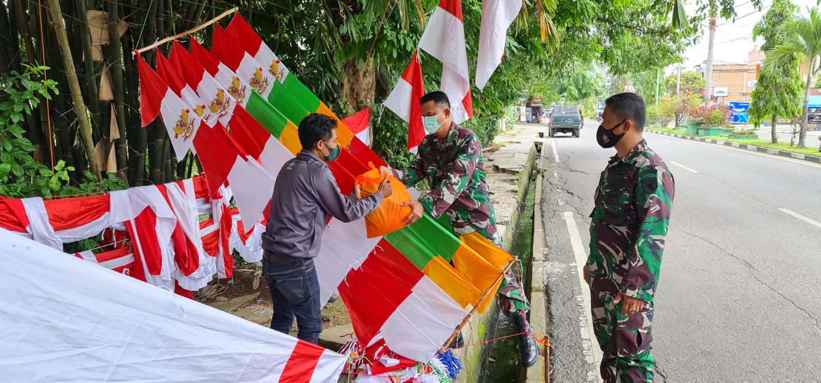 Moment HUT RI ke 76,Kodim 0416/ Bute Bagikan Paket Sembako