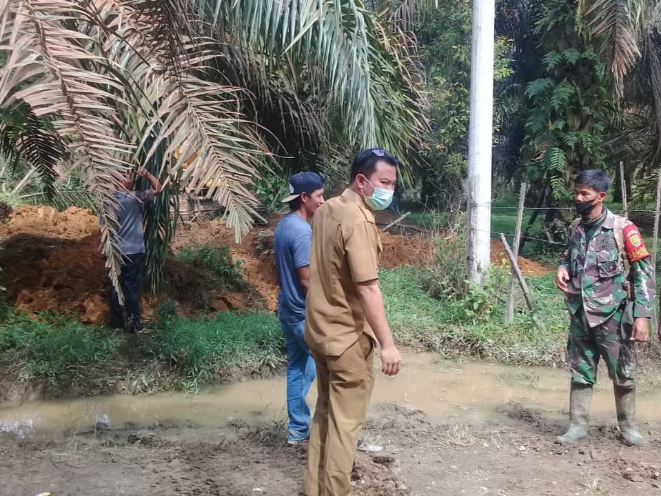 Dukung Penuh Pra TMMD,Lurah Sungai Bengkal Tinjau Pembukaan Jalan