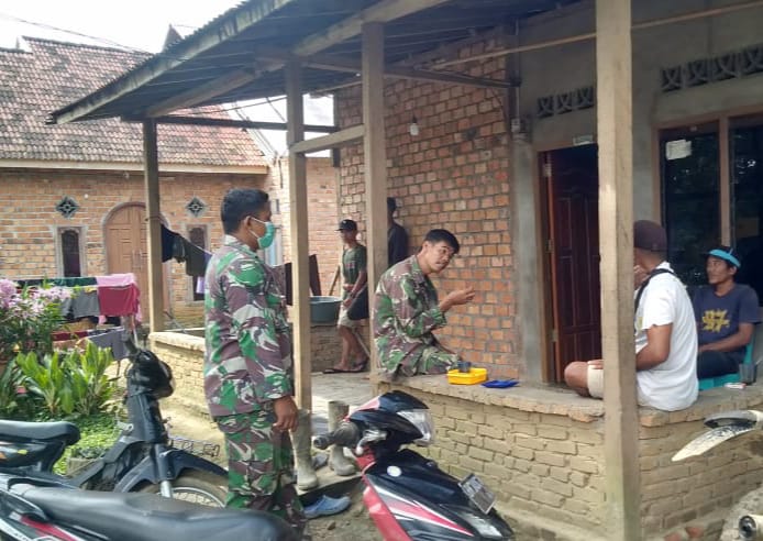 Ngobrol Santai Bersama Warga Sekitar di Lokasi Pra TMMD ke-112 Kodim Bute