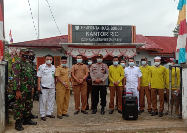 Patuhi Prokes,Pemdus Rantau Keloyang Pantau Kegiatan Pasar Sekaligus Sosialisasi Serta Bagi Masker Gratis
