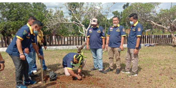 Sambut HUT RI Ke-76,Pengurus Karang Taruna Kabupaten Bungo Lakukan Penanaman Bibit dan Beri Bantuan Kepada Korban Kebakaran