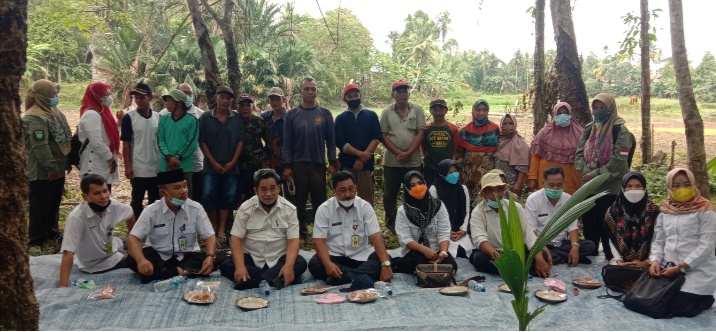 Tingkatkan Ekonomi Masyarakat,Dinas TPH-BUN Serahkan Bantuan Bibit Kedelai Kepada Kelompok Tani