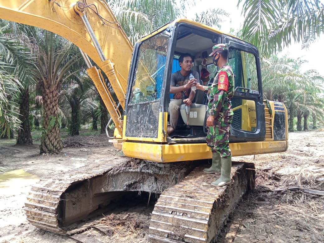 Kedekatan Satgas TMMD,Saat Istrirahat Berikan Air Minum Kepada Operator Alat Berat