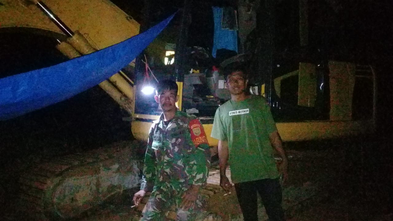 Jaga Alat Berat,Satgas TMMD Tidur di Lokasi Bersama Warga