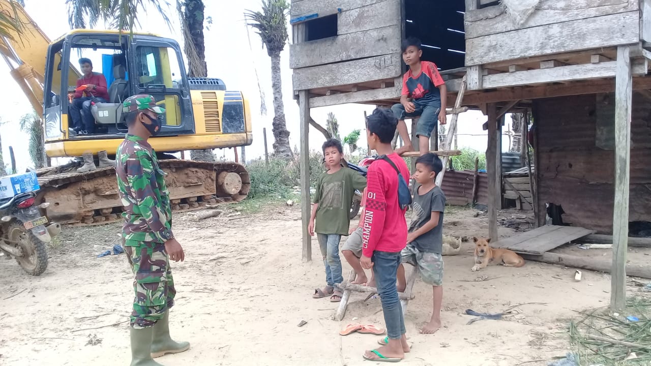 Begini Kedekatan satgas TMMD ke-112 Bersama Anak-anak