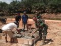 Warga Bersama Satgas TMMD,Gotong Royong Bangun Rumah Guru Honor