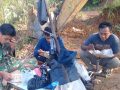 Begitu Akrab,Satgas TMMD dan Operator Alat Berat Sarapan Sebelum Bekerja