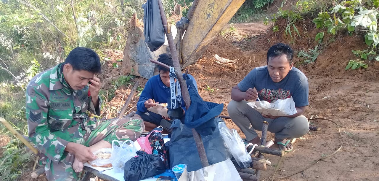 Begitu Akrab,Satgas TMMD dan Operator Alat Berat Sarapan Sebelum Bekerja