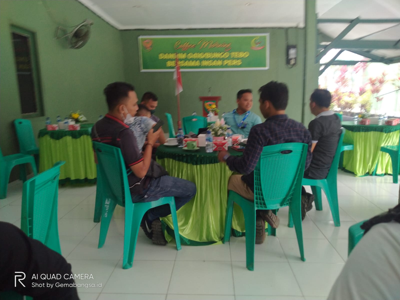 Sebelum Coffe Morning Bersama Dandim Dimulai,Insan Pers Bungo-Tebo Asyik Bercerita