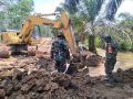 Satgas TMMD Gunakan Alat Berat Pasang Gorong-gorong