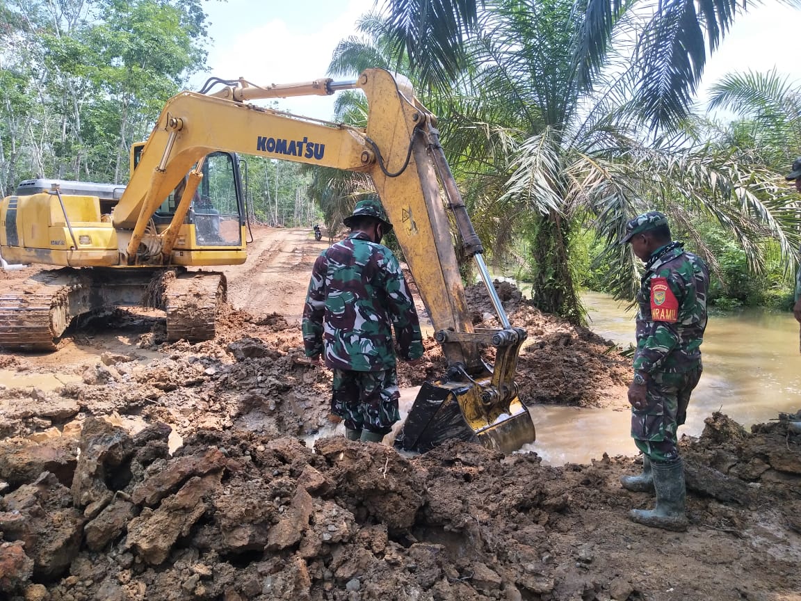 Satgas TMMD Gunakan Alat Berat Pasang Gorong-gorong
