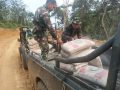 Penuh Perjuangan,Satgas TMMD ke-112 Angkut Material