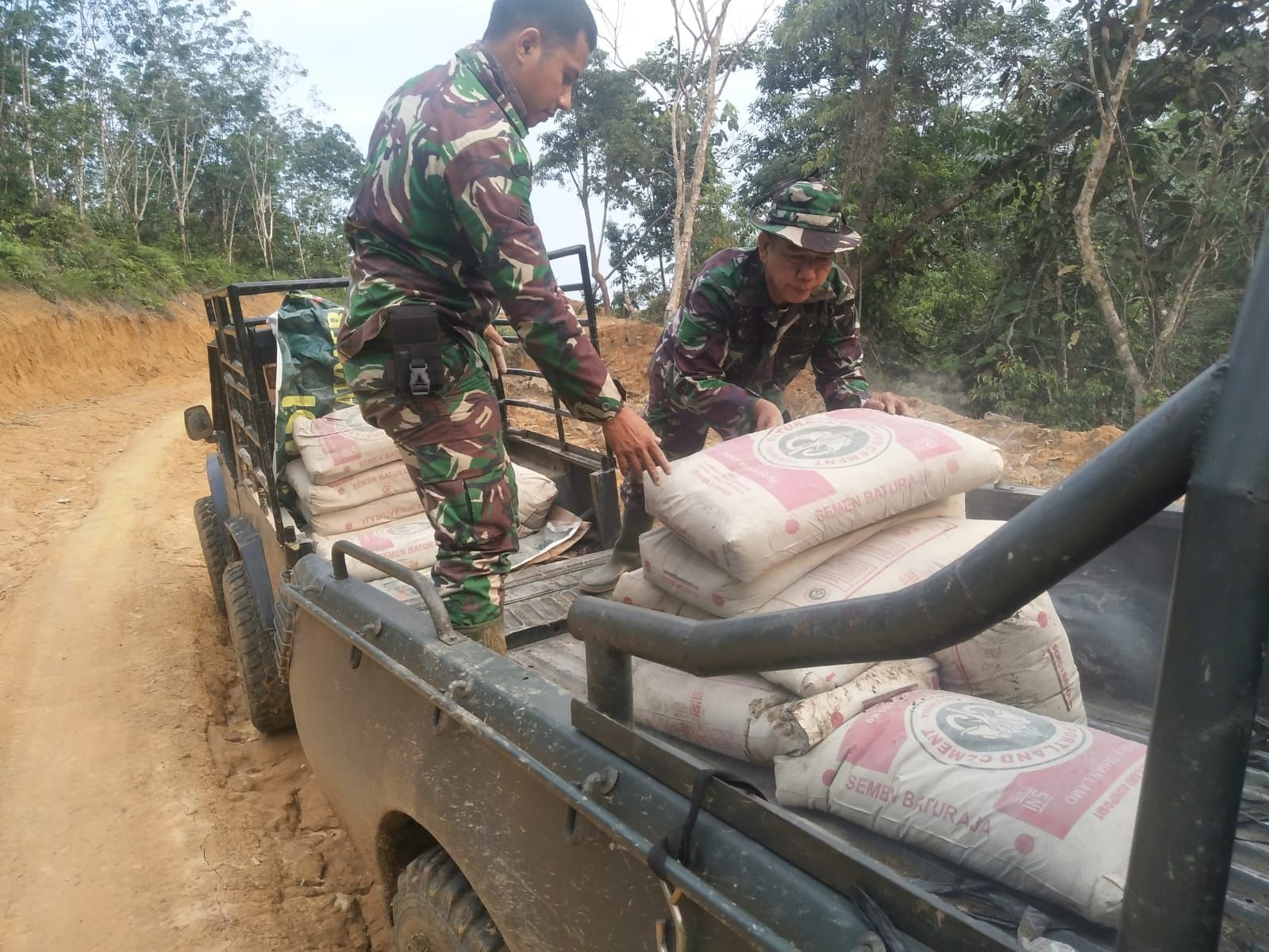 Penuh Perjuangan,Satgas TMMD ke-112 Angkut Material