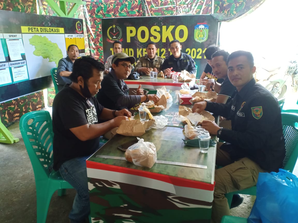 Prajurit Kodim 0416/Bute Makan Siang Bersama Wartawan di Posko TMMD ke-112
