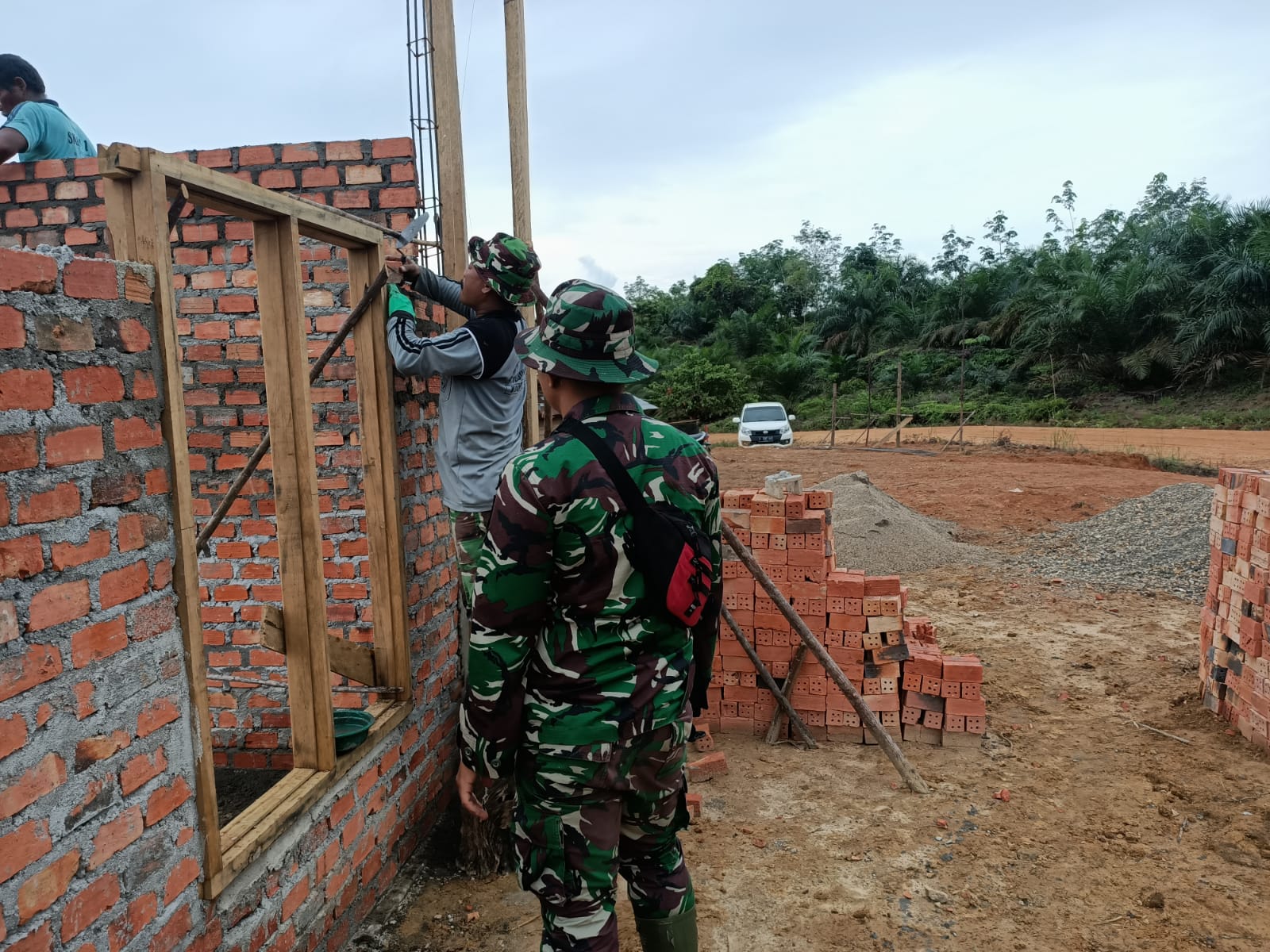 Satgas dan Warga Mulai Pasang Kusen Rumah Guru Honor di Lokasi TMMD