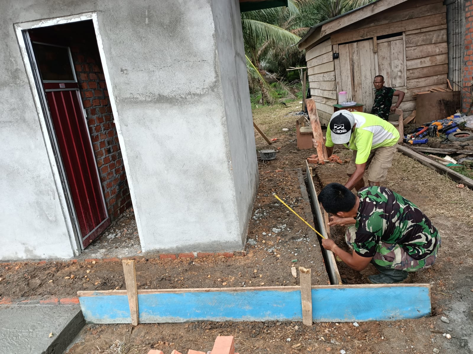 Satgas TMMD Bersama Warga Bahu Membahu Tuntaskan Pembangunan MCK Umum