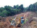 Tak Kenal Lelah,Satgas TMMD Tetap Awasi Alat Berat