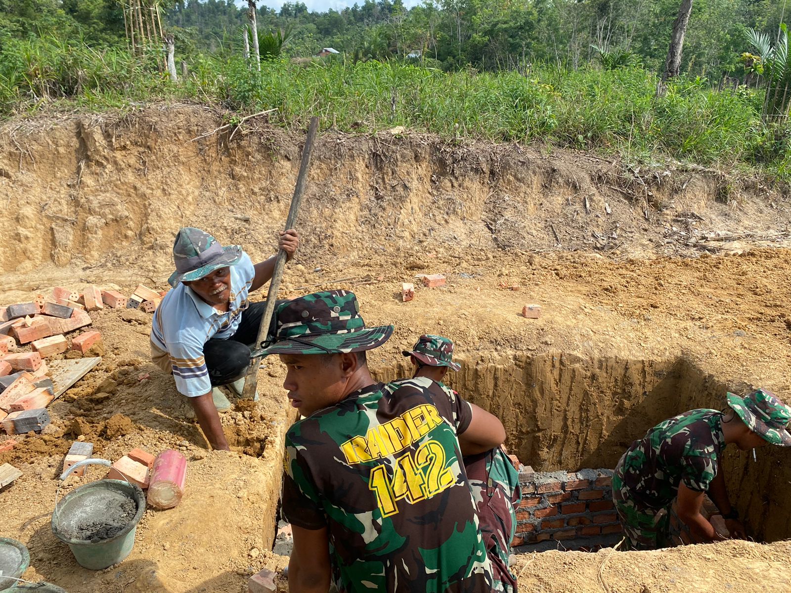 Siapkan Sarana Pendukung,Satgas Bersama Warga Bikin Lobang Septic Tank Rumah Guru SD
