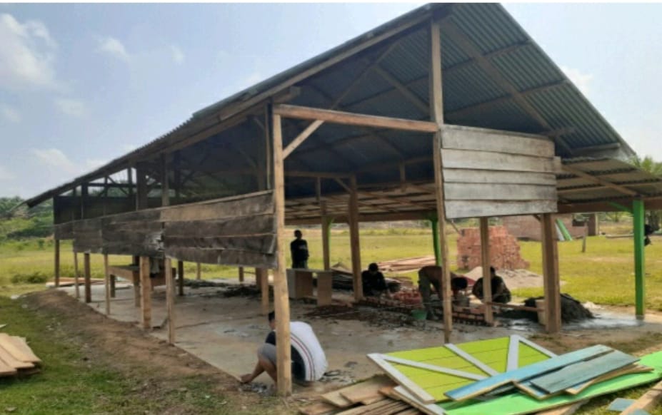 Dibantu Warga Sekitar,Satgas TMMD Mulai Rehab Gedung SD Pembantu