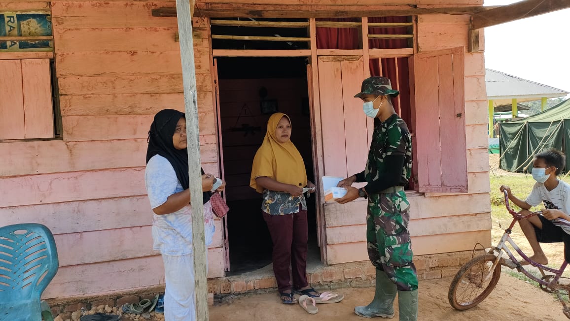Tetap Patuhi Prokes Covid-19,Satgas TMMD Berikan Masker Kepada Warga