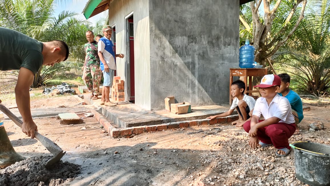 Senyum Anak-anak Simpang Semangko Bersama Satgas TMMD