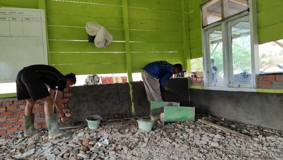 Satgas dan Warga Plaster Dinding Masjid Al Muhajirin