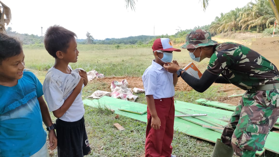 Cegah Covid-19,Satgas Sosialisasi dan Bagikan Masker Kepada Murid SD