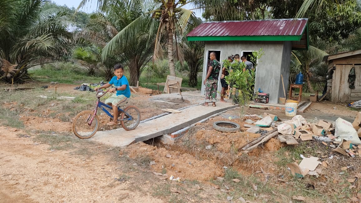 Keceriaan Anak-anak Pulang Sekolah,Bermain dan Melihat Satgas Bekerja