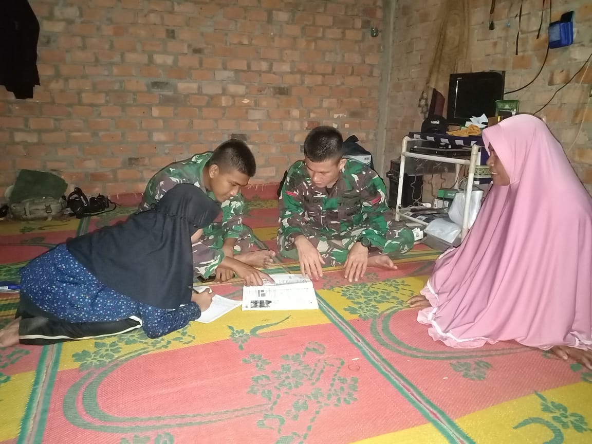 Satgas TMMD Bantu Adek Asuh Kerjakan PR
