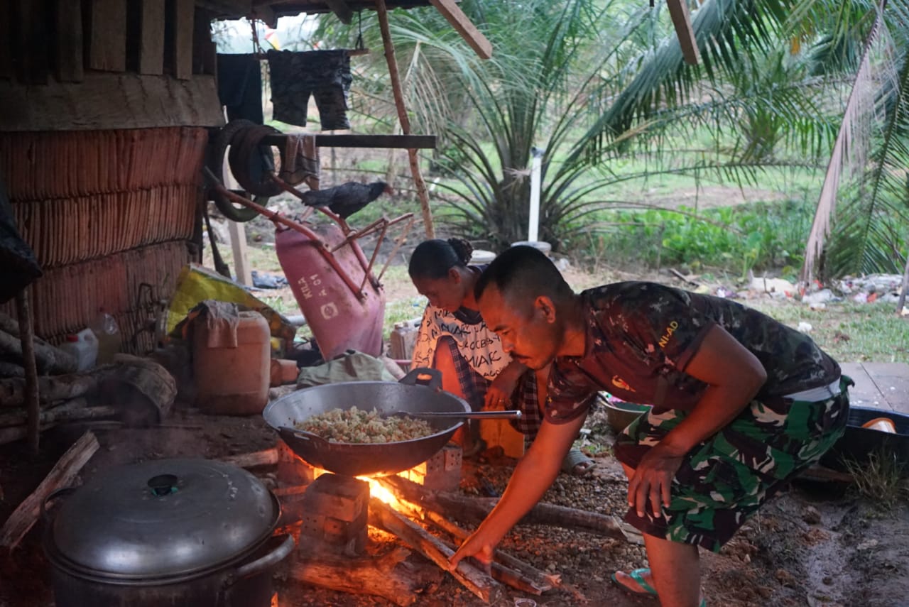 Satgas TMMD ke-112 Bantu Ibu Asuh Masak Gulai