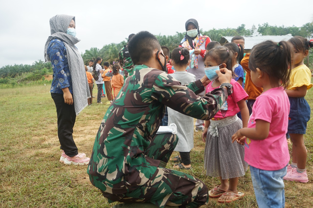 Edukasi Prokes,Satgas Bagikan Masker Kepada Murid SD dan PAUD