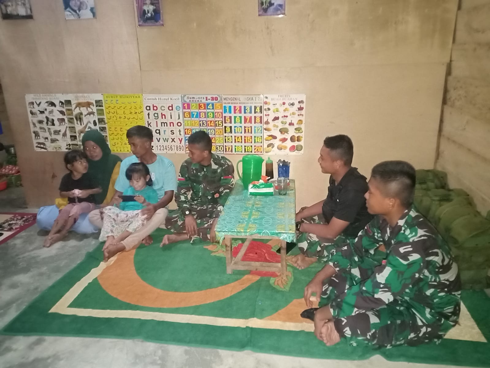 Begini Potret Kedekatan Satgas TMMD Bersama Orangtua Asuh