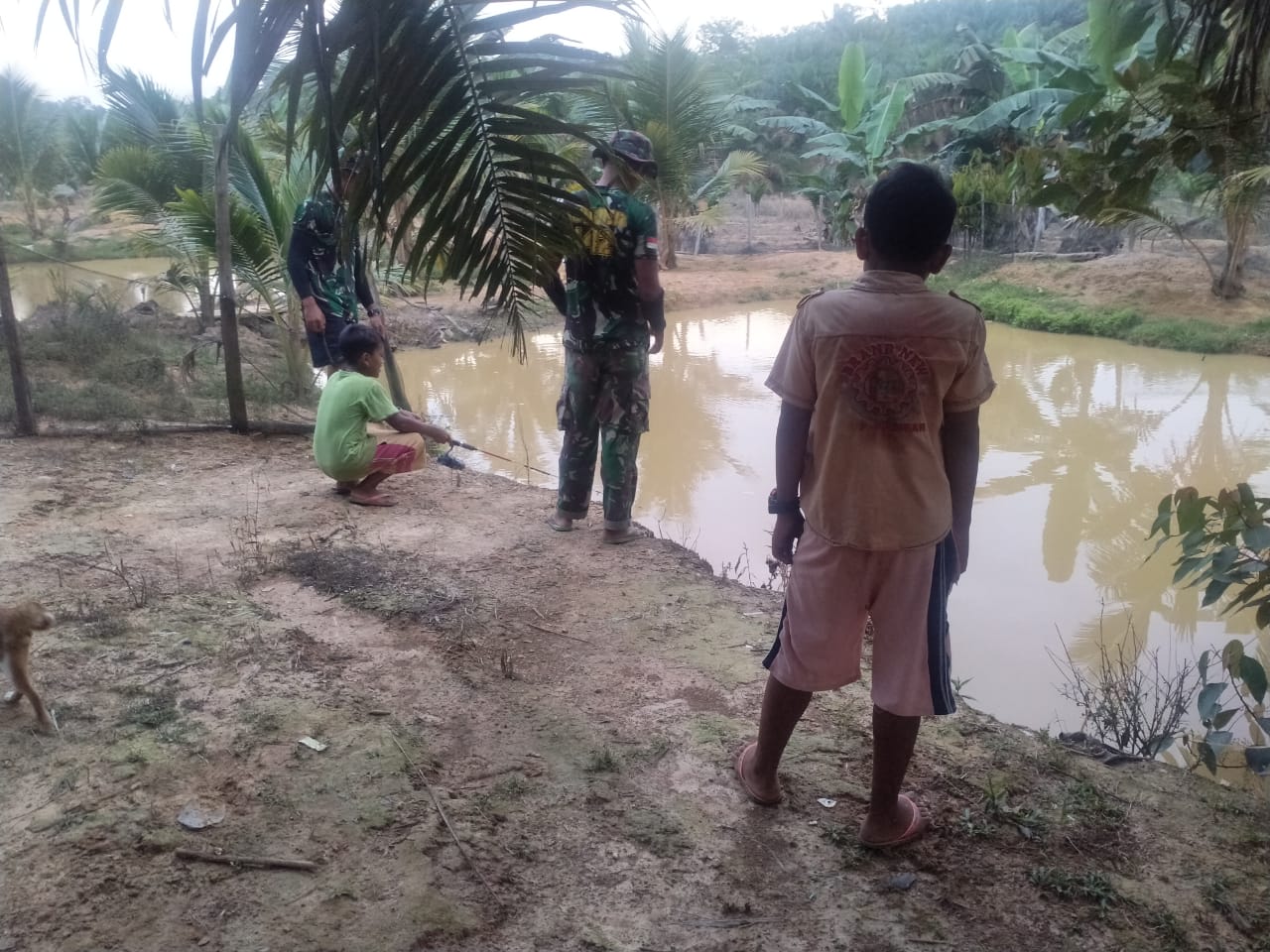 Gunakan Waktu Luang,Satgas Bersama Anak-anak Mancing Ikan