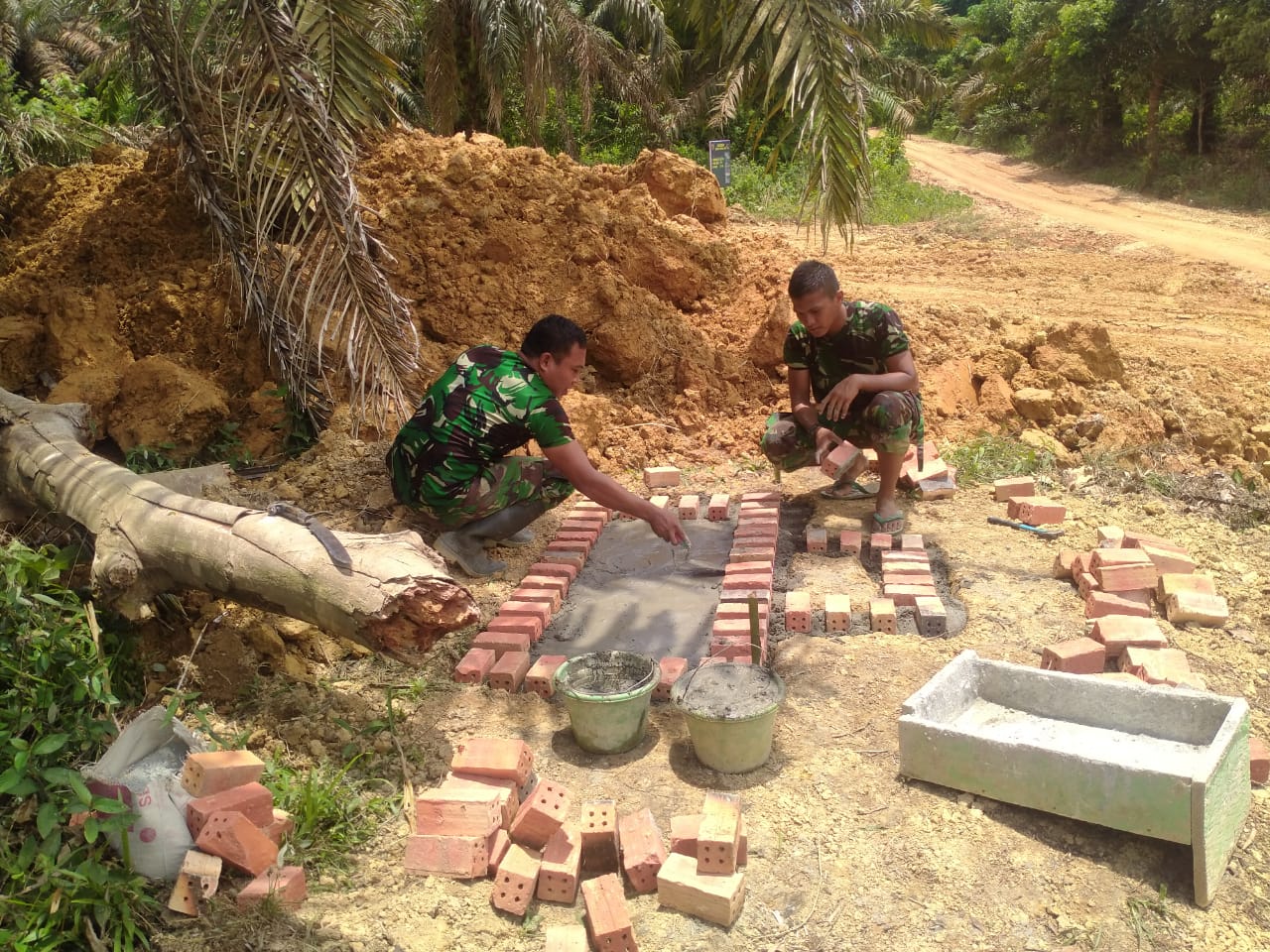 Satgas Mulai Bangun Tugu TMMD ke-112 Kodim 0416 Bungo Tebo