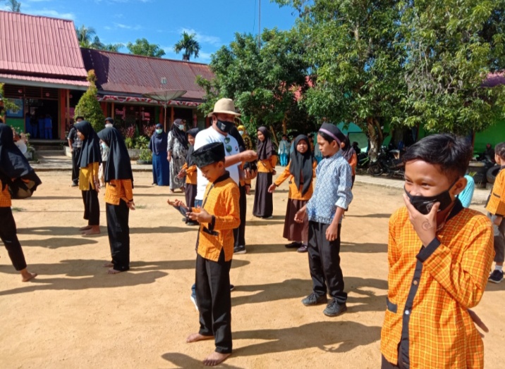 Pemdus Senamat Bagikan 7000 Masker Gratis Secara Door To Door Kerumah Warga Sekaligus Sekolah Yang Ada Diwilayah Dusun Senamat