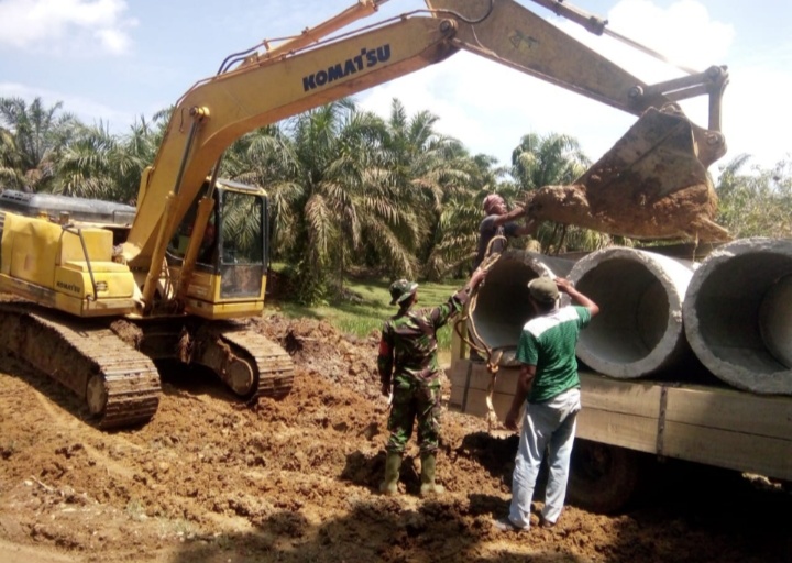 Malam Diguyur Hujan,Satgas Tetap Semangat Pasang Gorong-gorong.