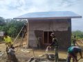 Dengan Cekatan Satgas Mengerjakan Plaster Rumah Guru Honor