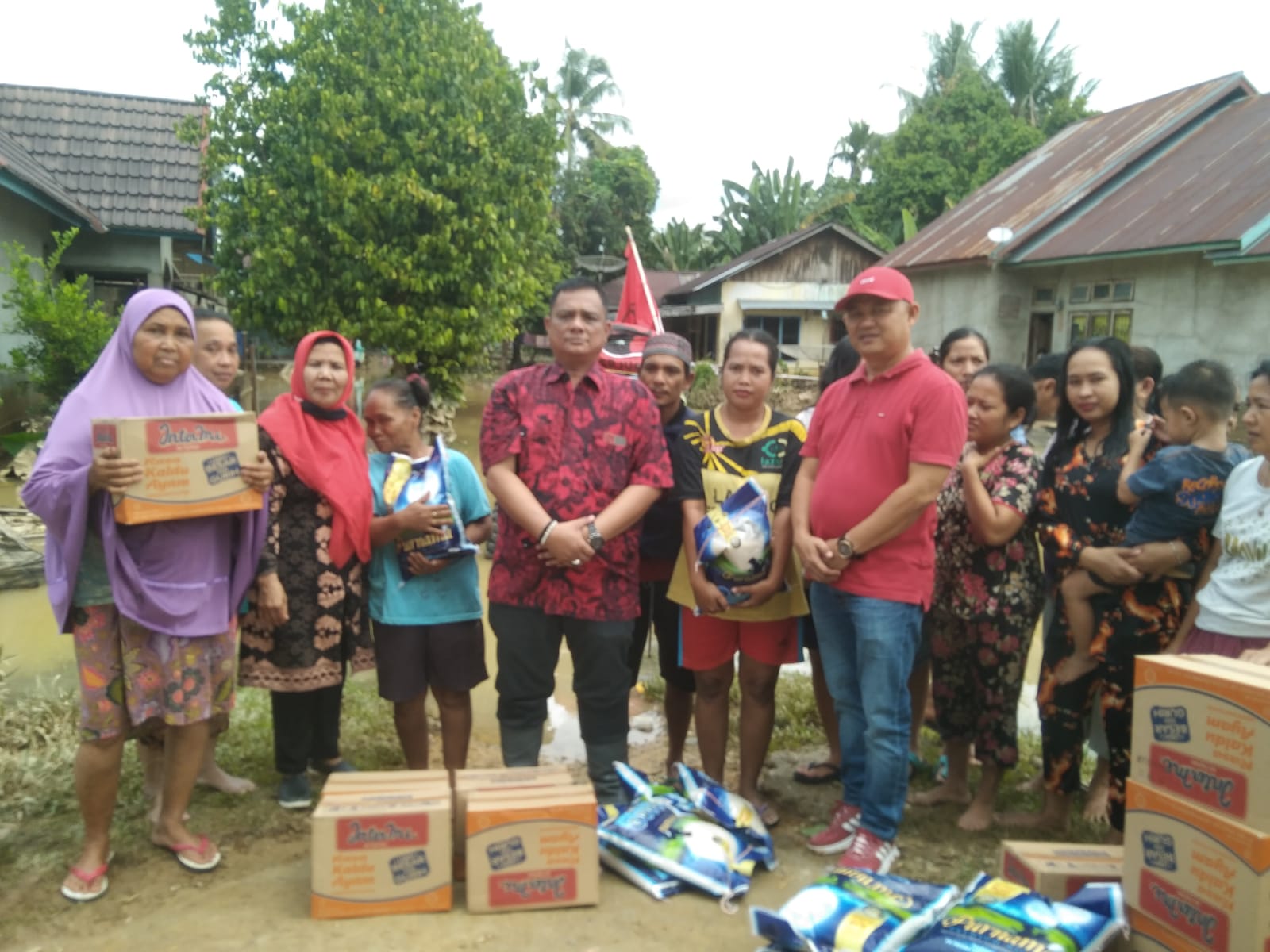 Peduli Terhadap Korban Banjir,DPD PDI Perjuangan Provinsi Jambi Bersama DPC Partai PDI Perjuangan Bungo Salurkan Ratusan Paket Sembako Kepada Warga