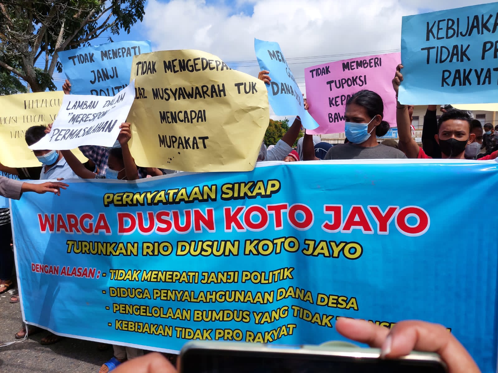 Breaking News…Ratusan Warga Dusun Koto Jayo Gruduk Kantor Bupati  Minta Copot Rio Said Somad